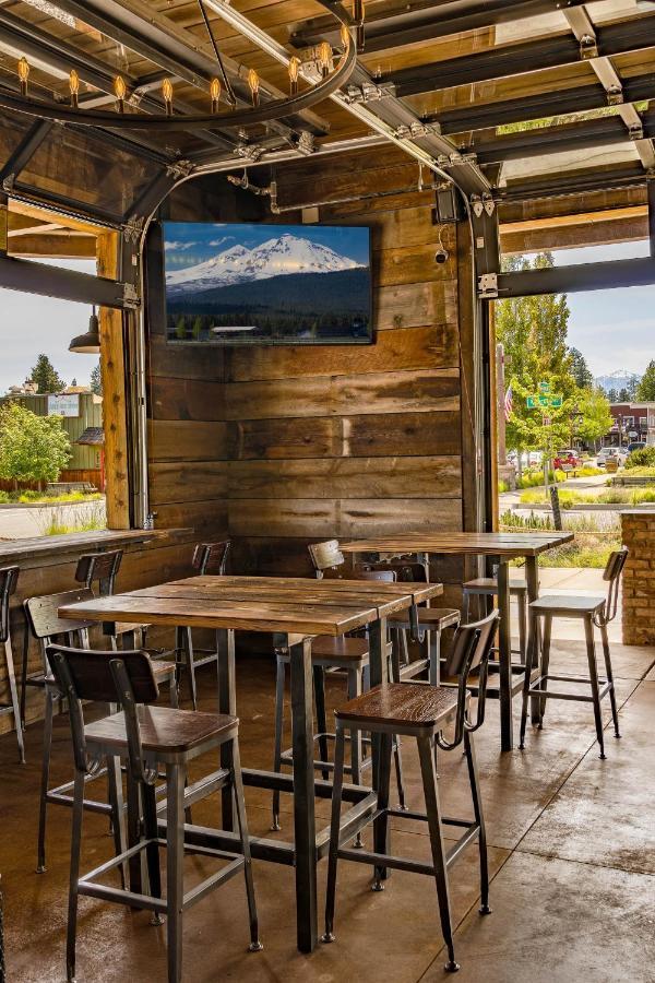 Ski Inn Taphouse Hotel Систърс Екстериор снимка